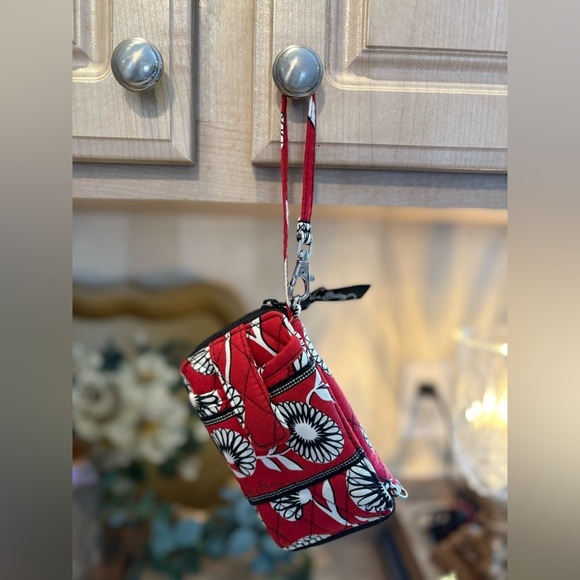 COPY - Vera Bradley Deco Daisy Pattern Carry It All Wristlet Wallet - Red Black… - Picture 2 of 13